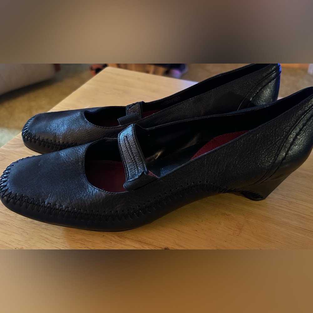 Classic Black Leather Mary Jane Heels size 9